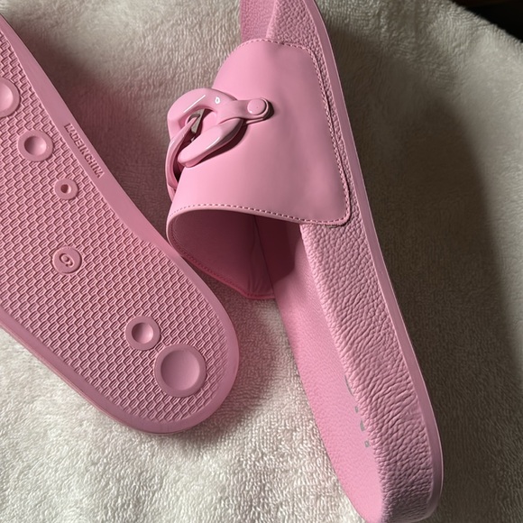 NEW INC Poolside Sandals 🩴 Pink Size 9
Chain Look. Footbed. Summer - Picture 3 of 4